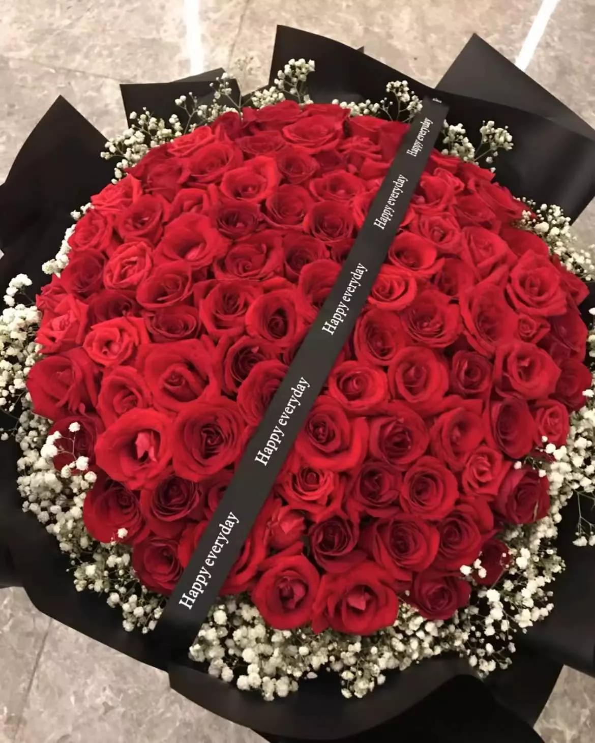 玫瑰花象征爱情的起源与意义解析：为什么它成为爱情的象征？
